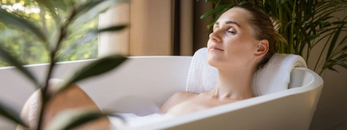 Mulher confiante usa sabonete íntimo, confiante no dia a dia, fresca e segura com respeita e equilíbrio natural