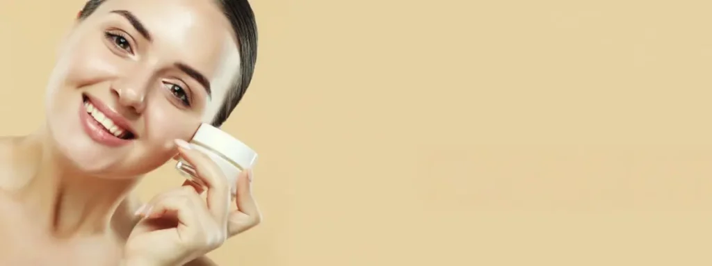 Mulher aplicando tônico facial com as mãos, rosto limpo e iluminado, em ritual de skincare noturno, pele saudável