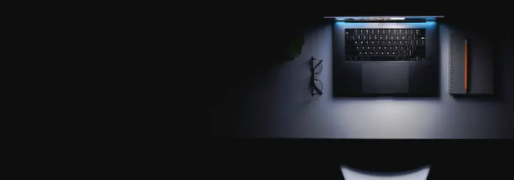 Infográfico simples destacando os componentes essenciais de um bom notebook Lenovo em 2025: SSD de 512 GB, 8 GB ou 16 GB de RAM, processador Intel Core i5 ou Ryzen 5 e bateria de longa duração.